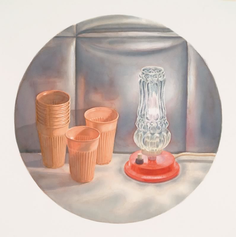 Aquarell im Kreisformat: Drei orangefarbene Pappbecher, einer zu einem Turm gestapelt, neben einer leuchtenden Glaslampe mit rotem Fuß.