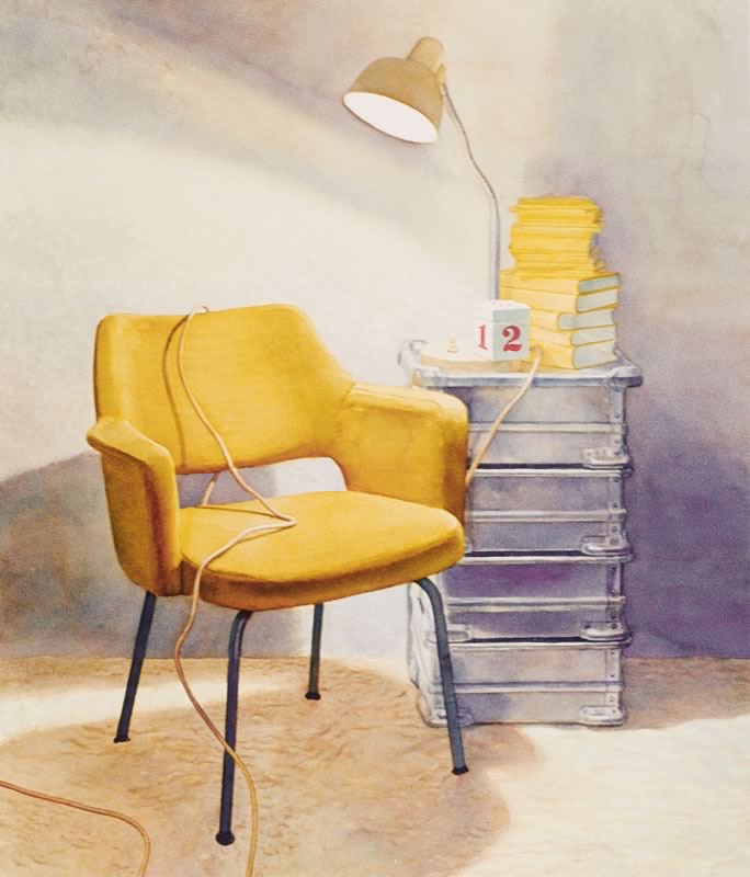 Aquarell: Ein gelber Sessel mit Kabel neben einem Stapel Metallkisten, darauf gelbe Bücher, eine Stehlampe und ein Würfel mit den Zahlen 1 und 2.