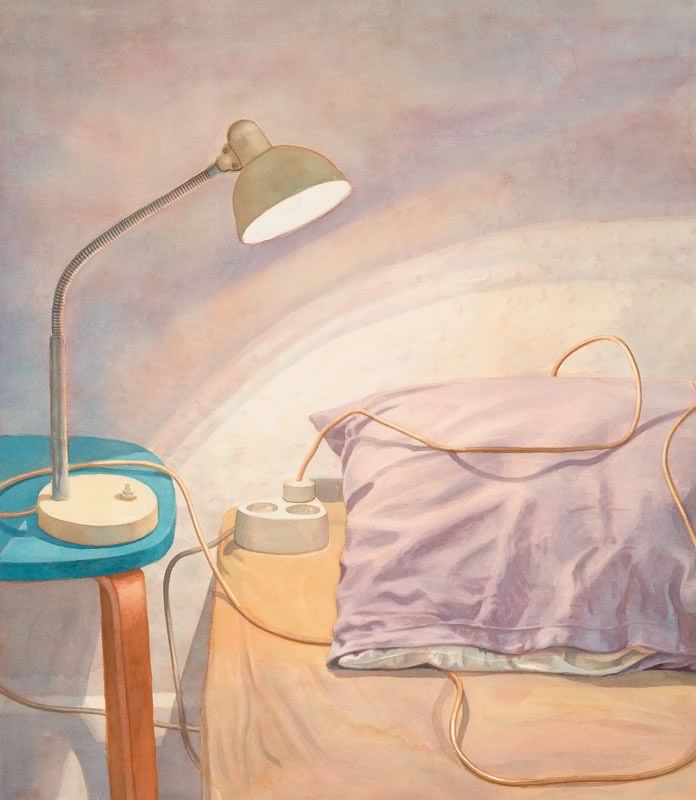 Aquarell: Eine Schreibtischlampe auf einem blauen Hocker leuchtet auf ein lila Kissen auf einem Bett, dazwischen liegt ein Kabel mit Steckdosenleiste.