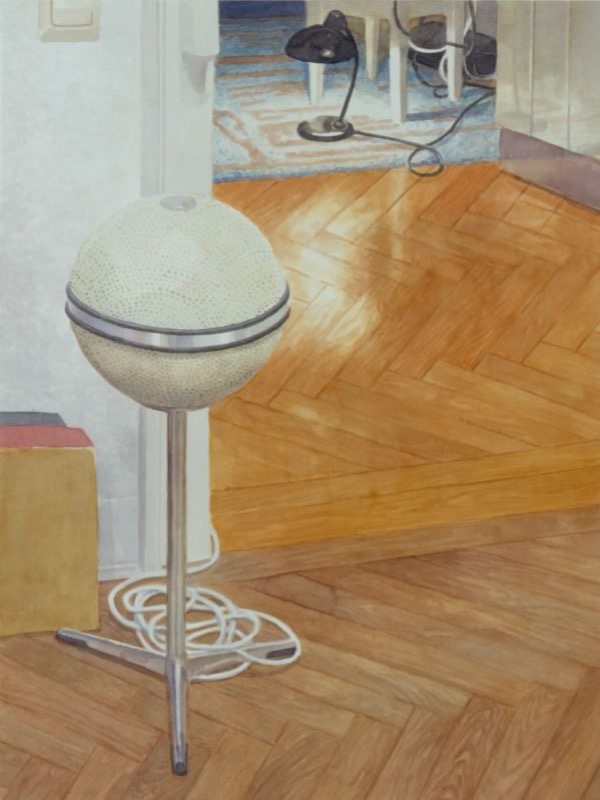 Aquarell: Ein kugelförmiger Lautsprecher mit Metallring steht auf einem Dreibein auf einem Parkettboden, im Hintergrund eine Tür und eine schwarze Schreibtischlampe.