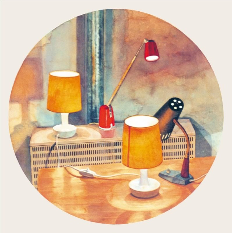 Aquarell im Kreisformat: Drei Tischlampen, zwei mit orangefarbenen Schirmen und eine rote Klemmlampe, dazu eine schwarze Schwanenhalslampe auf einem Holztisch vor einem Heizkörper.
