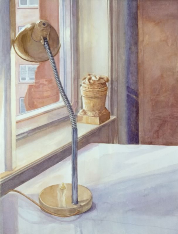 Aquarell: Eine Schwanenhalslampe auf einem Tisch am Fenster, draußen ein Wohnhaus, auf dem Fensterbrett ein steinerner Blumentopf.