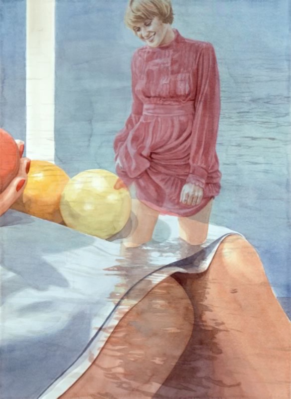 Aquarell: Eine lächelnde Frau in rotem Kleid steht knietief im Wasser, im Vordergrund eine durchsichtige Fläche mit einem Körper und drei bunten Bällen.