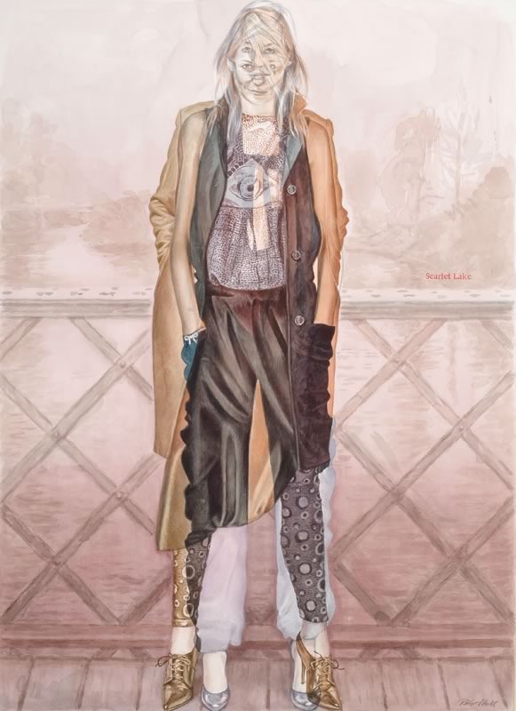 Aquarell: Eine junge Frau in braunem Mantel und gemusterten Leggings mit goldenen Schnürschuhen steht vor einem Geländer über einem See, rechts steht in roter Schrift „Scarlet Lake“.