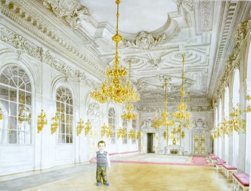 Aquarell: Ein kleiner Junge in gestreifter Weste mit einem rosa Ball steht allein in einem riesigen weißen Prunksaal mit goldenen Kronleuchtern, Wandleuchtern und Stuckdecke.