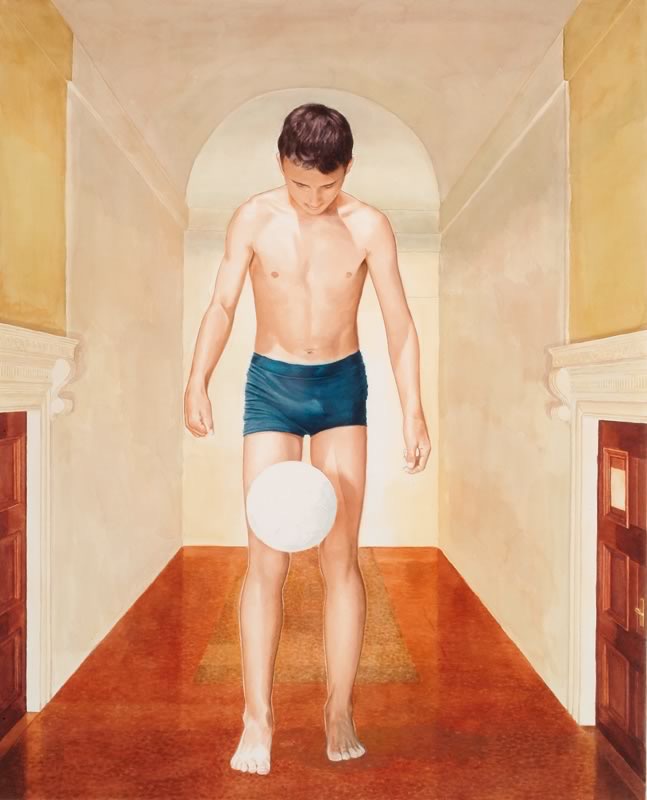 Aquarell: Ein Junge in blauer Badehose kickt einen weißen Ball auf einem rotbraunen Boden in einem Gang mit gelben Wänden, links und rechts je eine braune Tür.