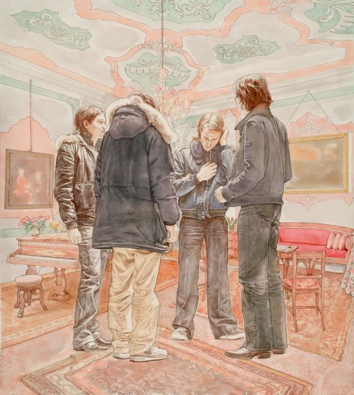 Aquarell und Tusche: Vier junge Männer in Jacken stehen im Kreis in einem Salon mit rosa Stuckdecke, Klavier, rotem Sofa und einem Kronleuchter.