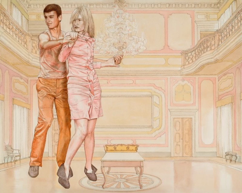 Aquarell: Ein Mann in orangefarbener Kleidung und ein Mädchen in rosa Kleid tanzen in einem Saal mit Balkonen, einem Kronleuchter, einem kleinen Tisch und Stuckwänden in Rosa und Gelb.