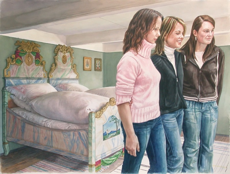 Malerei: Drei junge Frauen im Profil stehen nebeneinander vor einem bunt bemalten Bauernbett in einem grünen Zimmer.