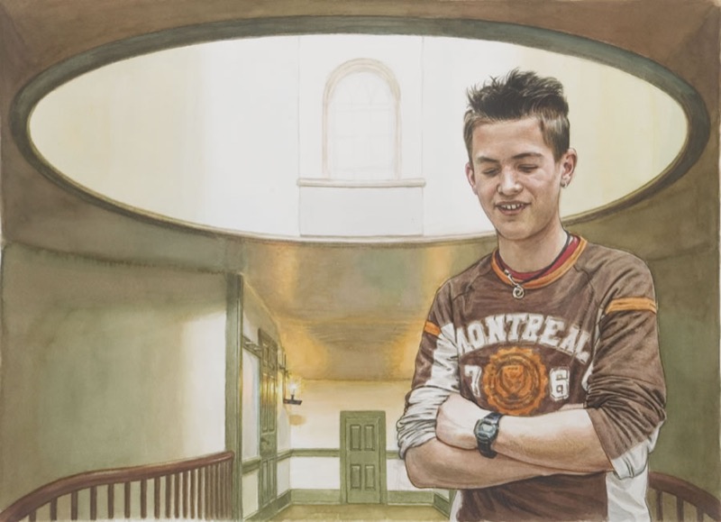 Aquarell: Ein lächelnder Junge in braunem Pullover mit Aufschrift „Montreal“, die Arme verschränkt, unter einer ovalen Deckenöffnung in einem Treppenhaus.