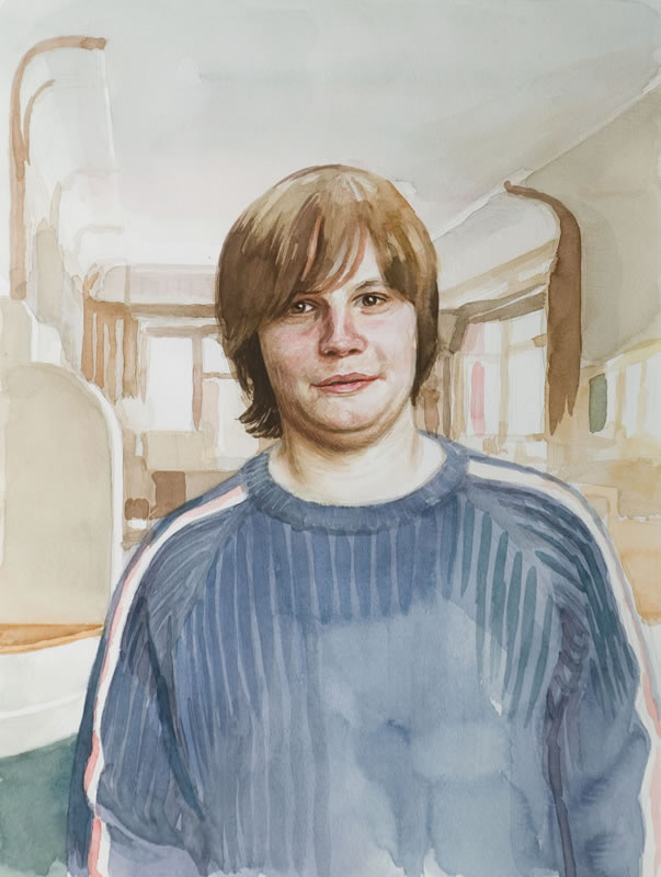 Aquarell, Tusche und Gouache: Ein junger Mann in blauem Pullover mit hellen Streifen an den Ärmeln vor einem verschwommenen, hellen Raum.