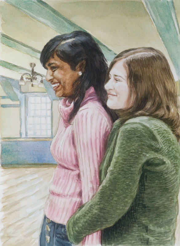 Aquarell, Tusche und Gouache: Zwei junge Frauen lächeln, die eine in rosa Pullover, die andere in grüner Strickjacke, hinter ihnen ein Fenster und ein Kronleuchter.