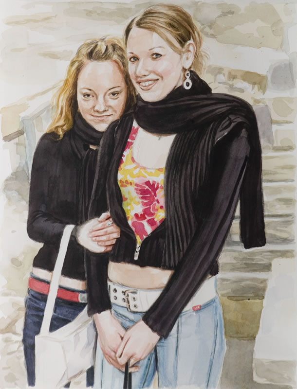 Aquarell, Tusche und Gouache: Zwei junge Frauen in schwarzen Jacken und Schals, eine mit geblümtem Oberteil, vor einer Steinwand.
