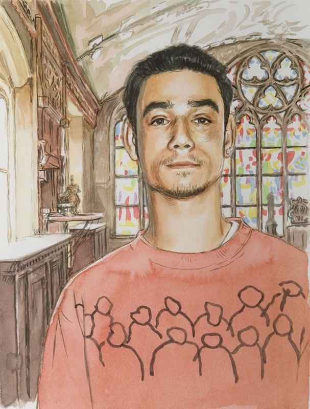 Aquarell, Tusche und Gouache: Ein junger Mann mit Bart und rotem Pullover mit aufgezeichneten Figuren vor einem Kirchenfenster und einem Holzschrank.