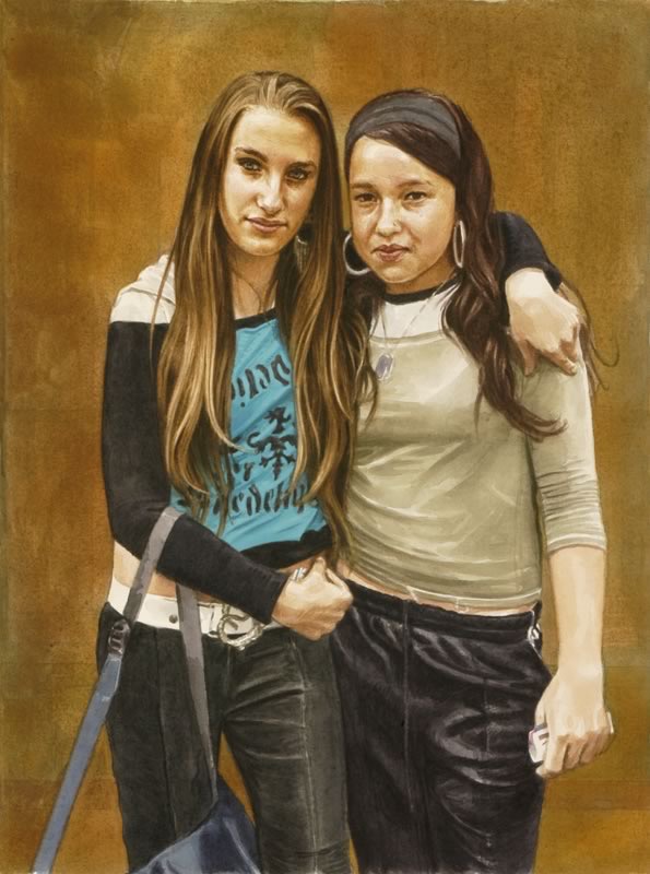 Aquarell: Zwei junge Mädchen stehen eng beieinander, eines mit langem Haar und türkisfarbenem Oberteil, das andere mit Stirnband und grauem Oberteil, vor goldbraunem Hintergrund.