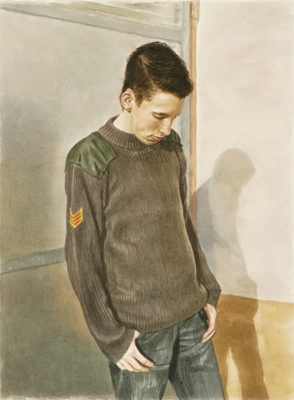 Aquarell: Ein Junge in braunem Strickpullover mit Schulterstücken und Streifenabzeichen steht mit gesenktem Blick vor einer hellen Wand, hinter ihm sein Schatten.