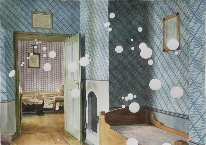Aquarell und Gouache: Ein Zimmer mit blau gemusterter Tapete, ein offener Durchgang zu einem zweiten Zimmer mit Bett und Wiege, über dem Bild schweben weiße Punkte.