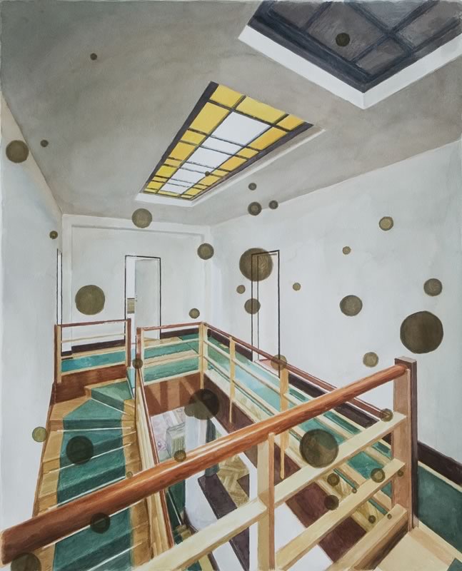Aquarell: Blick von oben in ein Treppenhaus mit Holzgeländer und grünen Läufern, an der Decke ein gelbes Oberlicht, über dem Bild schweben braune Punkte.