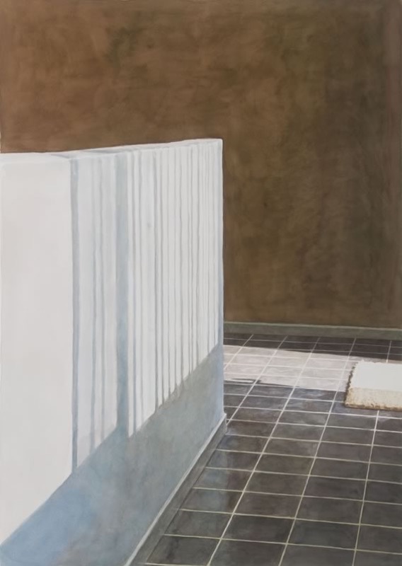 Aquarell: Eine weiße Wandkante mit senkrechten Rillen vor einer braunen Wand, davor ein Boden aus dunklen Fliesen und ein heller Teppich.