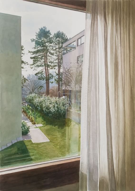 Aquarell: Blick durch ein Fenster mit durchsichtigem Vorhang auf einen Garten mit Kiefern, Hecke, Weg und ein modernes Haus mit Flachdach.