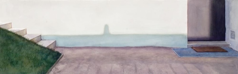 Aquarell im schmalen Querformat: Eine weiße Hauswand mit dem Schatten einer Figur, links Treppenstufen und Rasen, rechts eine dunkle Tür mit Fußmatten.
