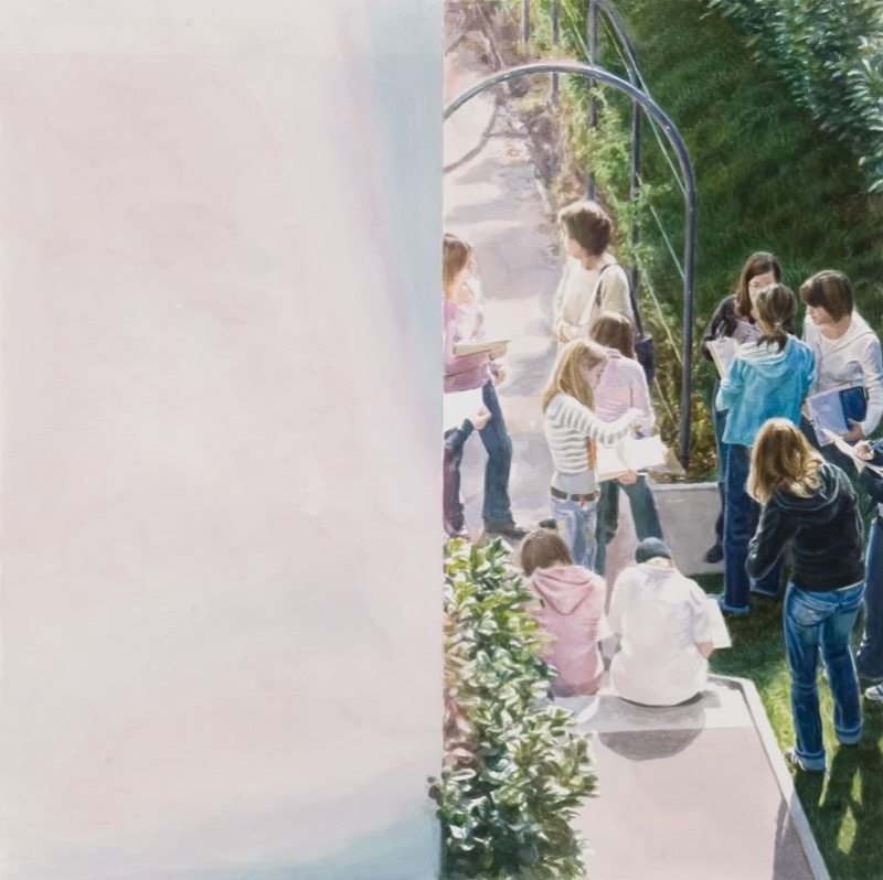 Aquarell: Blick von oben auf eine Gruppe Mädchen mit Zeichenblöcken auf einem Weg an einer Hauswand, sie stehen und sitzen neben einem Rosenbogen und einer Hecke.