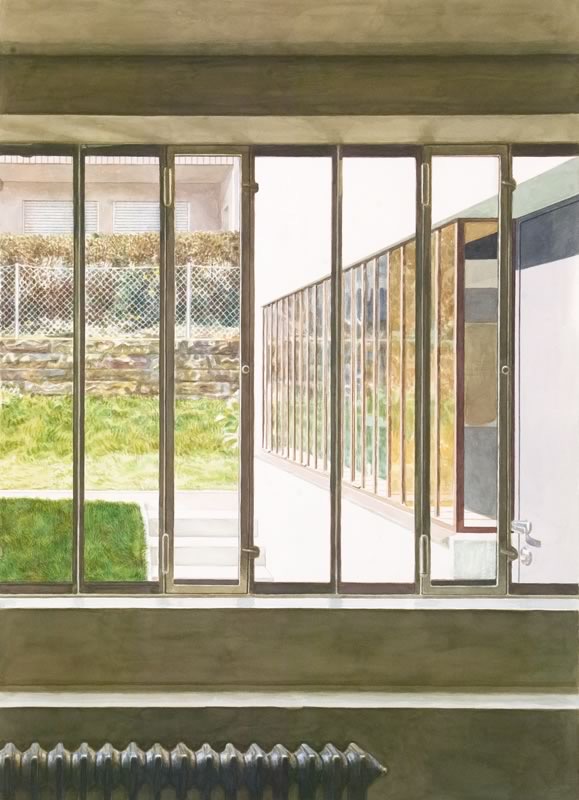 Aquarell: Ein Innenraum mit einer Fensterfront aus schmalen Metallrahmen, dahinter Rasen, Treppenstufen, eine Mauer und ein Nebengebäude, unten ein Heizkörper.