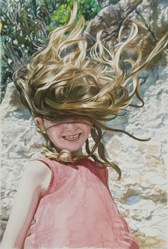 Aquarell und Gouache: Ein lachendes Mädchen in rosa Kleid, das Haar fliegt über die Augen, im Hintergrund ein Felsen.