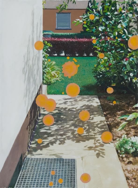 Gouache: Ein Garten mit Weg, Sträuchern und einem Baum vor einem Haus, über dem Bild schweben orangefarbene Punkte.
