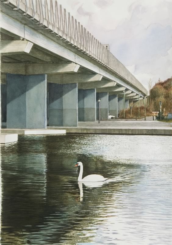 Aquarell: Ein weißer Schwan schwimmt auf einem Weiher unter einer Betonbrücke mit Pfeilern, im Wasser spiegeln sich die Pfeiler.