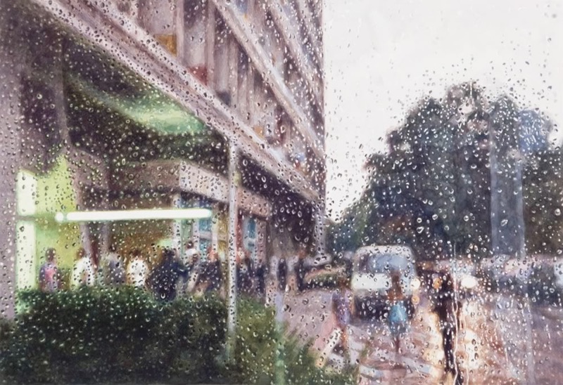 Aquarell: Eine Straße im Regen, durch eine Scheibe voller Tropfen gesehen, links ein Gebäude mit beleuchtetem Eingang und Menschen, rechts ein Kleinbus und Bäume.