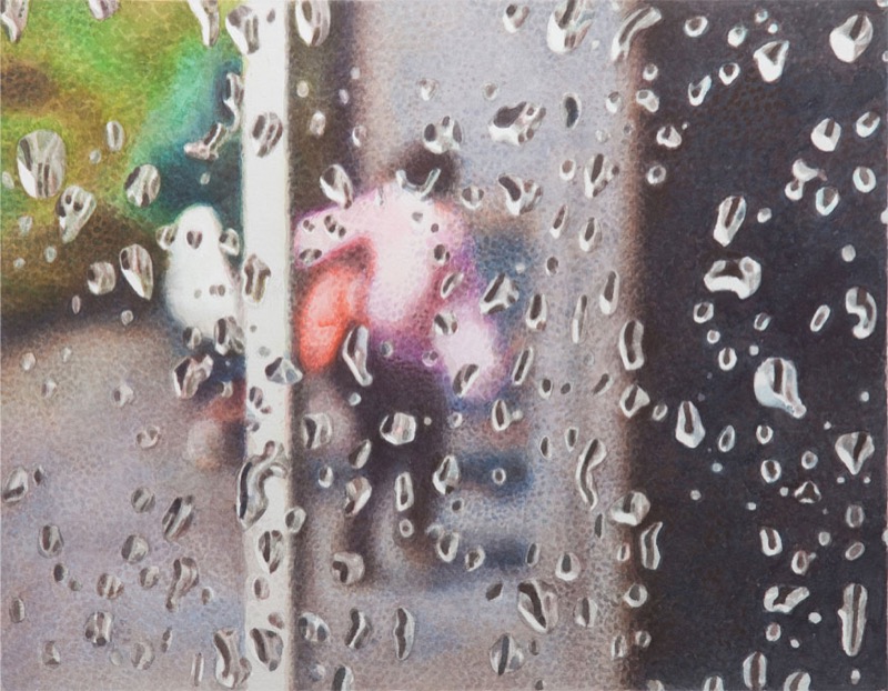 Aquarell: Eine verschwommene Gestalt in rosa Jacke zwischen einem weißen Pfosten und einer dunklen Fläche, durch eine Scheibe voller Regentropfen gesehen.