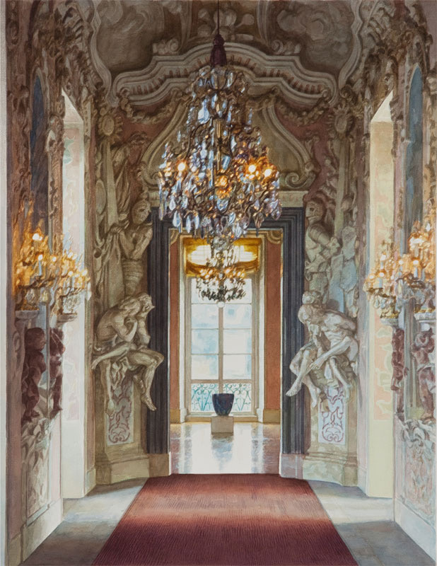 Aquarell: Ein Saal im Schloss mit Kristallleuchter, Wandleuchtern, Stuckfiguren, rotem Läufer und einem hohen Fenster am Ende.