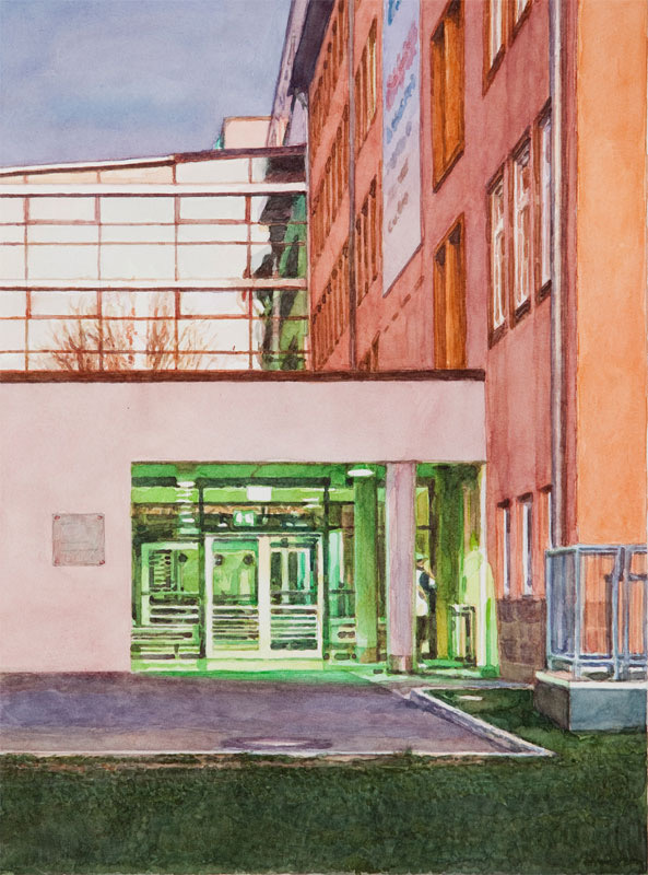 Aquarell: Ein grün beleuchteter Eingang unter einem flachen Vordach, rechts eine rote Backsteinfassade, links Glasflächen.