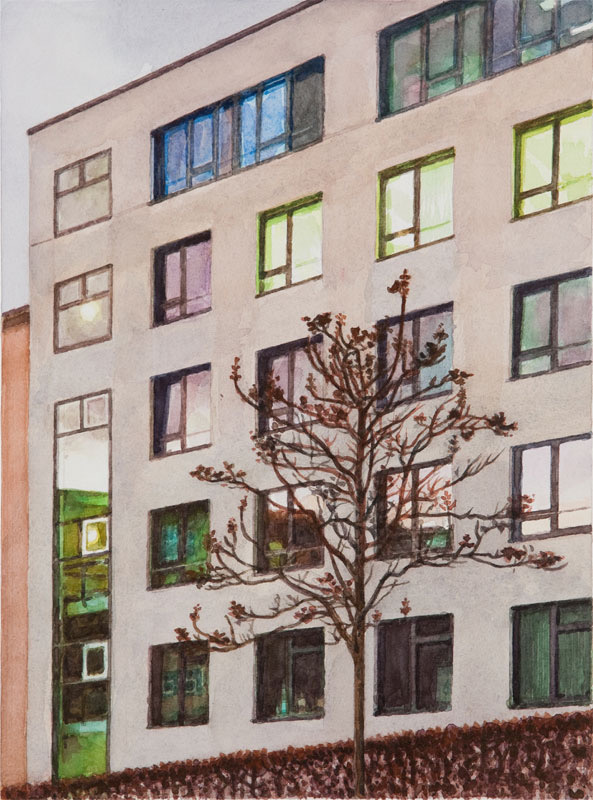 Aquarell: Eine Hausfassade mit Fenstern, die grün, blau und violett leuchten, davor ein kleiner kahler Baum.