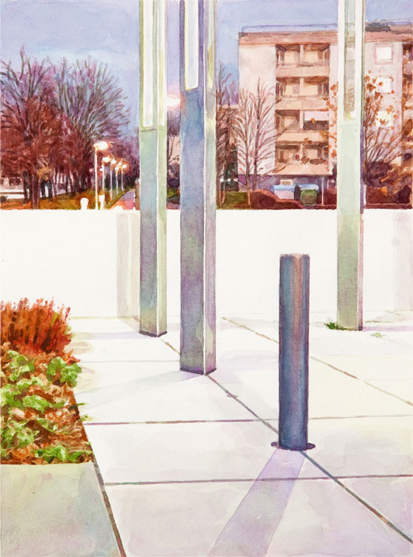 Aquarell: Drei hohe Metallpfosten und ein niedriger Poller auf hellem Plattenboden, dahinter kahle Bäume und ein Wohnhaus im Abendlicht.