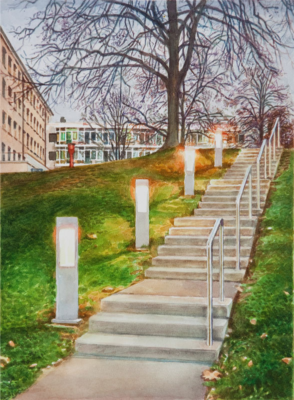 Aquarell: Eine breite Betontreppe mit Metallgeländer führt an einer Rasenböschung hinauf, beleuchtete Pfosten säumen den Weg, dahinter ein Bürogebäude und kahle Bäume.
