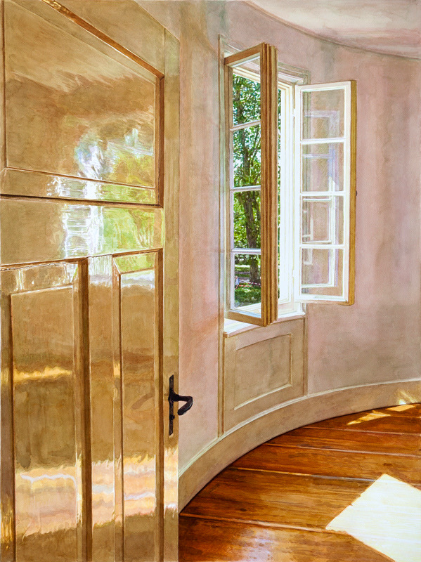 Aquarell: Ein runder Raum mit rosa Wand, Holzboden und geöffnetem Fenster, links eine glänzende Holztür.