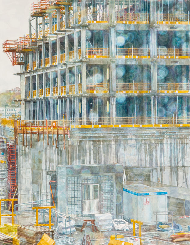 Aquarell: Ein Rohbau mit Betonstützen und gelben Geländern in mehreren Stockwerken, davor ein Bauzaun, Holzstapel und ein Container, die Fensteröffnungen zeigen blaue Lichtkreise.