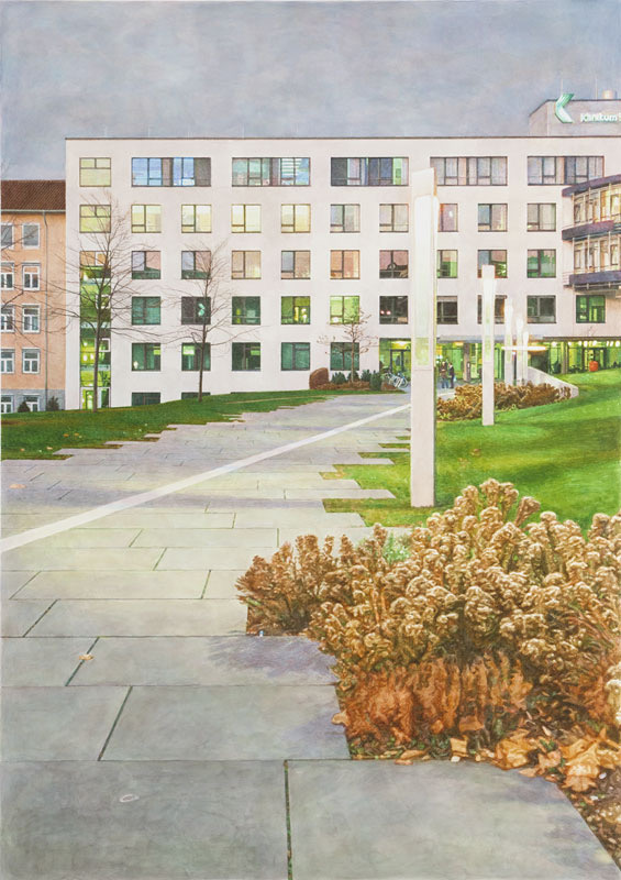 Aquarell: Ein weißes Klinikgebäude mit vielen erleuchteten Fenstern, davor ein Plattenweg mit heller Linie, Rasen, Laternen und trockenen Sträuchern.