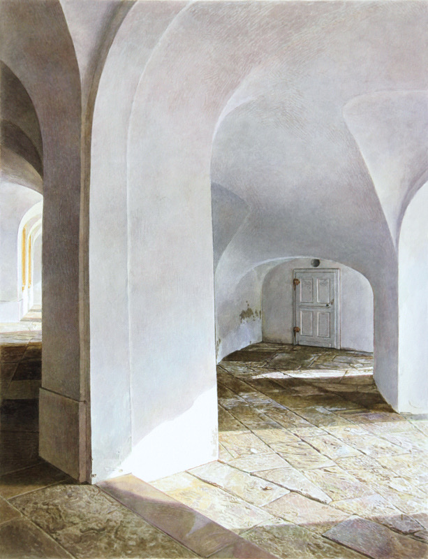 Aquarell: Ein Gewölbegang mit weißen Wänden und Steinboden, hinten im Bogen eine helle Tür mit Türbändern.