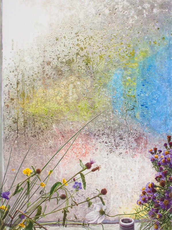 Aquarell: Wildblumen in Gelb, Violett und Weiß stehen vor einer beschlagenen Fensterscheibe, auf der sich Farbflächen in Blau, Gelb und Rot abzeichnen.