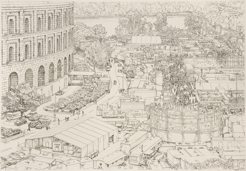 Tuschezeichnung: Blick von oben auf ein Volksfest mit Wohnwagen, Zelten und einer großen Fahrgeschäft-Rundung, links ein halbrundes Gebäude mit Bogenfenstern und ein Parkplatz.