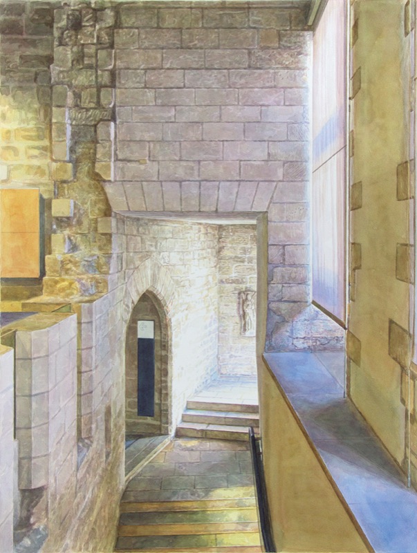 Aquarell: Ein Steinhaus von innen, eine Treppe führt an einer Spitzbogentür vorbei nach oben, rechts ein Fenster mit Lichteinfall.