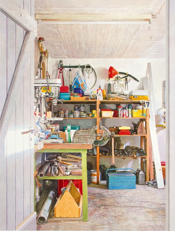 Aquarell: Blick durch eine offene Holztür in eine Werkstatt mit Regal, Standbohrmaschine, Schraubstock, Werkbank und Werkzeugen, unten steht ein blauer Werkzeugkasten.