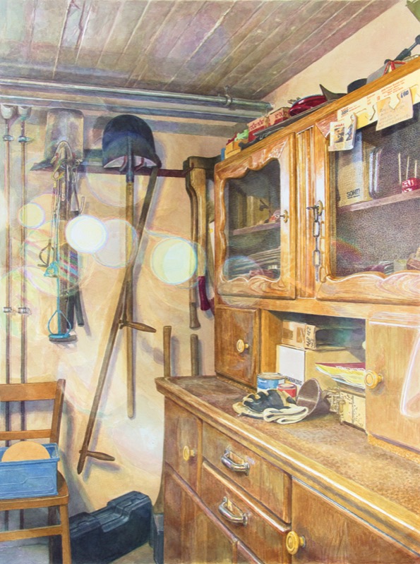Aquarell: Ein Holzschrank mit Glastüren in einer Kammer, an der Wand lehnen Spaten und Werkzeuge, auf der Ablage liegen Arbeitshandschuhe, im Bild überlagern sich helle Lichtkreise.