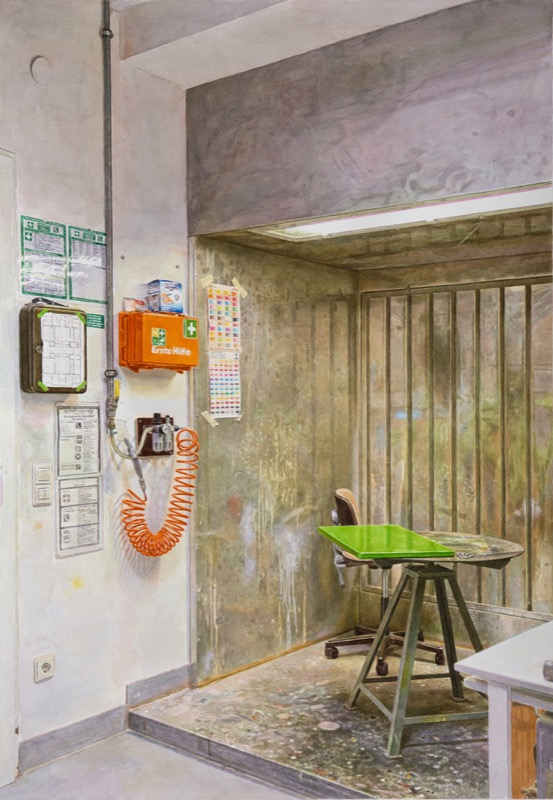 Aquarell: Eine Werkstattecke mit orangefarbenem Erste-Hilfe-Kasten und Druckluftschlauch an der Wand, im Nebenraum ein Drehstuhl und ein Tisch mit grüner Platte.