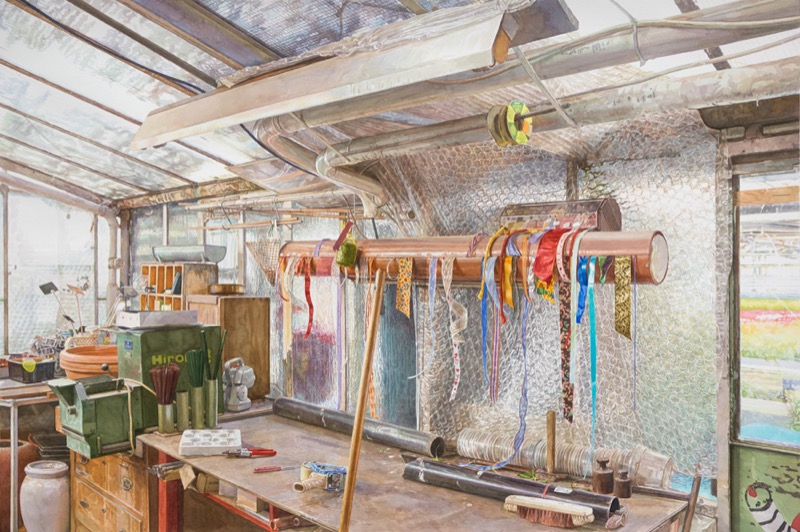 Aquarell: Das Innere eines Gewächshauses mit Werkbank, grünem Kasten, Töpfen und bunten Bändern, die an einem Kupferrohr hängen.