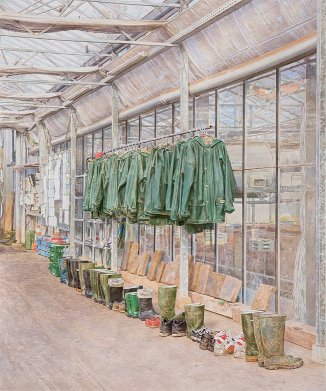 Aquarell: Grüne Regenjacken hängen an einer Stange in einem Gewächshaus, darunter stehen Gummistiefel und Schuhe in einer Reihe.