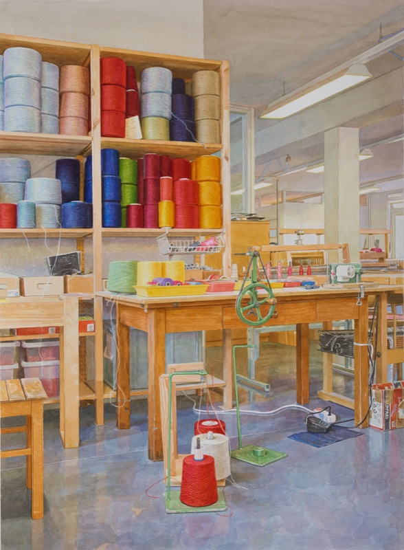 Aquarell: Ein Webraum mit Regalen voller bunter Garnrollen in Rot, Blau, Gelb und Grün, in der Mitte ein Holztisch, davor stehen rote und weiße Garnspulen.